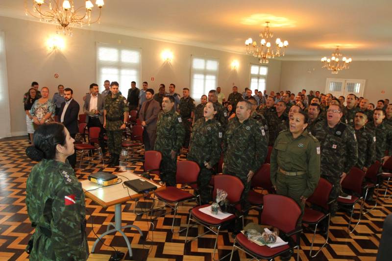 Trinta e seis policiais militares atuarão a partir do primeiro semestre de 2019, na prevenção primária ambiental dirigida a alunos do 5º e 6º anos do ensino fundamental. Os novos educadores ambientais foram certificados (foto) na manhã desta quarta-feira (5), no auditório da Casa Militar da Governadoria, em Belém. Eles participaram do primeiro Curso de Formação de Educadores Ambientais da Amazônia (CFEAM).

FOTO: CRISTINO MARTINS / AG. PARÁ
DATA: 05.12.2018
BELÉM - PARÁ <div class='credito_fotos'>Foto: Cristino Martins/Ag. Pará   |   <a href='/midias/2018/originais/95b1323b-face-4b0e-86af-528e4665a366.jpg' download><i class='fa-solid fa-download'></i> Download</a></div>