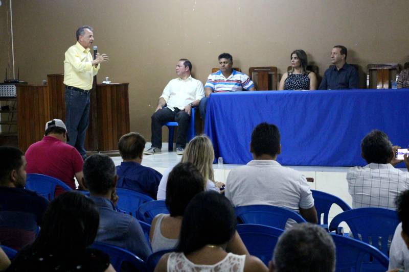 O município de Xinguara também comemora os 36 anos de emancipação neste domingo (13). A celebração de convênios entre a Prefeitura e o Estado abriu as comemorações. Foi firmado convênio para a construção de uma clínica de fisioterapia, no valor de R$ 289.051,66. Também foi assinado convênio de R$ 357.204,96, destinado à iluminação do trecho urbano da Avenida Xingu. Segundo o prefeito de Xinguara, Osvaldo de Oliveira Assunção Júnior (foto), as obras governamentais demonstram o interesse do Governo do Pará em contribuir efetivamente para o desenvolvimento dos municípios.
FOTO: ANTONIO MACEDO / DIVULGAÇÃO
DATA: 12.05.2018
XINGUARA - PARÁ <div class='credito_fotos'>Foto: ANTONIO MACEDO / DIVULGAÇÃO | <a href='/midias/2018/originais/95b60cda-9ca3-4477-b263-6bd8bb2abd88.jpg' download><i class='fa-solid fa-download'></i> Download</a></div>