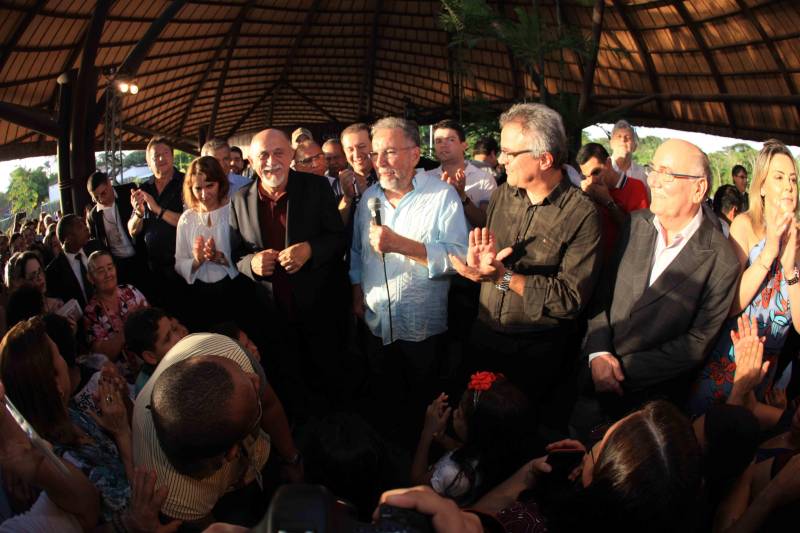 O Parque Estadual do Utinga (PEUt) o mais importante espaço de preservação e estudo da biodiversidade dentro da Região Metropolitana de Belém será reaberto à população a partir desta sexta,16, a partir das 16h30, com apresentações artísticas, com o Boi Veludinho, crianças do Pro Paz e a premiada Orquestra Sinfônica do Theatro da Paz. A apresentação será em um espaço ao ar livre e não será necessária a retirada de ingressos, por esse motivo, a recomendação é que o público chegue cedo, porque a entrada será fechada quando o espaço estiver lotado.
FOTO: MÁCIO FERREIRA / AG PARÁ
DATA: 16.03.2018
BELÉM - PARÁ <div class='credito_fotos'>Foto: MÁCIO FERREIRA/ AG. PARÁ | <a href='/midias/2018/originais/95b6dd7f-6cf8-4c4b-9cbf-d17e47ec64c9.jpg' download><i class='fa-solid fa-download'></i> Download</a></div>
