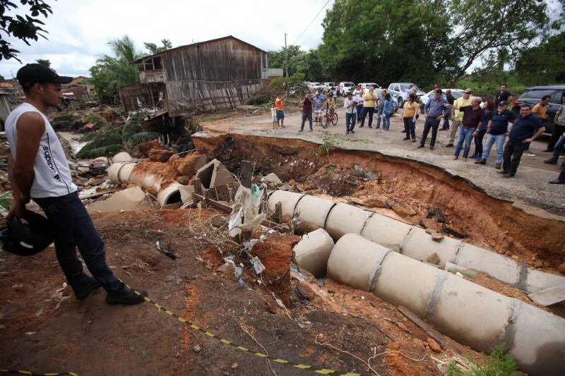 O Governador do Pará, Simão Jatene (foto), esteve durante esta sexta-feira (13) no município de Paragominas. Além de visitar as áreas afetadas pela enxurrada que ocorreu na madrugada da quinta-feira (12), ele conversou com moradores atingidos, reuniu com autoridades municipais, secretários de estado, com o Corpo de Bombeiros e a Defesa Civil para traçar as metas e ações a serem cumpridas para restabelecer a normalidade na cidade. A forte enxurrada, que durou toda a madrugada, alagou cerca de 40% da cidade e atingiu 350 famílias. Até o momento, 13 locais foram adequados para funcionar como abrigo, entre escolas, associações, ginásios, entre outros, para receber desabrigados e desalojados.

FOTO: SIDNEY OLIVEIRA / AG. PARÁ
DATA: 13.04.2018
PARAGOMINAS - PARÁ <div class='credito_fotos'>Foto: Sidney Oliveira/Ag. Pará   |   <a href='/midias/2018/originais/95c09cfe-0233-4492-aae7-09109c81db36.jpg' download><i class='fa-solid fa-download'></i> Download</a></div>