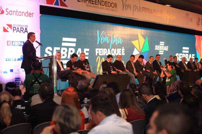 Micro e pequenas empresas constituem 96% dos empreendimentos no estado do Pará e respondem por 51% dos empregos no Estado. A importância econômica deste setor é o grande motor da 9ª Feira do Empreendedor, que teve sua abertura no início da noite desta quarta-feira, 16, no Hangar Convenções e Feiras da Amazônia. Para Fábio Lúcio (foto), a desburocratização é um dos elementos que podem fortalecer mais este importante setor da economia. “Se o setor fosse mais livre geraria mais empregos, mais renda.
FOTO: RODOLFO OLIVEIRA / AG. PARÁ
DATA: 16.05.2018
BELÉM - PARÁ <div class='credito_fotos'>Foto: Rodolfo Oliveira/Ag. Pará | <a href='/midias/2018/originais/95c4eb6a-789f-46b6-94bf-3fb323b56bd6.jpg' download><i class='fa-solid fa-download'></i> Download</a></div>