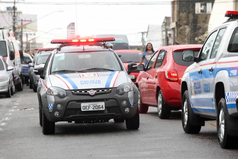 Durante todo o dia a Polícia Militar do Pará tem aumentado o número de operações que realiza em Belém e região metropolitana. Nesta quinta-feira (3), o 2º Batalhão da PM percorreu os bairros de Canudos, Terra Firme, Cidade Velha, Jurunas e Sacramenta realizando diversas operações, entre elas a “Polícia no Meu Bairro”, que previne a criminalidade no centro comercial de Belém e nos grandes corredores da capital, e a “Saturação”, que visa reprimir os crimes de tráfico de drogas, roubo e furto. Mais de 20 policiais trabalham para percorrer trechos onde a mancha criminal é alta nessas localidades, objetivando, principalmente, inibir os crimes. “Depois da ordem do Governador do Estado em trazer policiais da atividade meio para a atividade fim, ou seja, diminuir o número de PMs na atividade administrativa, aumentamos o nosso contingente, dando mais ostensividade ao trabalho. Hoje estamos nas ruas com 20 viaturas, o dobro do que tínhamos antes, tudo para diminuir os índices de violência e dar mais segurança ao cidadão”, explicou o tenente coronel Luiz Otávio Raiol, comandante do 2º Batalhão de Polícia Militar.
FOTO: MARCELO LELIS / AG. PARÁ
DATA: 03.05.2018
BELÉM - PARÁ <div class='credito_fotos'>Foto: Marcelo Lelis / Ag. Pará | <a href='/midias/2018/originais/95c6284d-7f14-45aa-a688-8206ae0a4ace.jpg' download><i class='fa-solid fa-download'></i> Download</a></div>