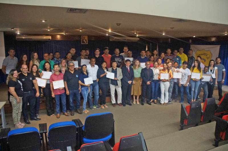 A Polícia Civil formou nesta sexta-feira (27), a turma de 28 servidores públicos de prefeituras do interior do Pará. Todos vão atuar como identificadores civis e criminais, colocando em prática os conhecimentos sobre emissão de carteiras de identidade nos municípios onde trabalham e pesquisa de dados criminais de pessoas com passagem pela polícia. A conclusão do Treinamento de Identificador Civil e Criminal ocorreu com a entrega dos certificados, no auditório da Delegacia-Geral de Polícia Civil, em Belém. O treinamento, que teve três semanas de duração, é resultado de uma parceria entre a Academia da Polícia Civil (Acadepol) e a Diretoria de Identificação "Enéas Martins" (Didem).
FOTO: ASCOM / POLÍCIA CIVIL
DATA: 27.04.2018
BELÉM - PARÁ <div class='credito_fotos'>Foto: Ascom / Polícia Civil | <a href='/midias/2018/originais/95d38d13-f649-4e60-830d-f85e25103f60.jpg' download><i class='fa-solid fa-download'></i> Download</a></div>