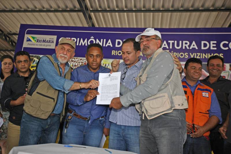 Onze municípios do sul e sudeste paraense recebem recursos do Estado para recuperar ruas e vicinais atingidas pelas enchentes e fortes chuvas que caem na região. Em agenda oficial nesta sexta-feira (6), o governador Simão Jatene assinou, pela manhã, no Parque de Exposições Valeu Boi Leilões, em Rio Maria, os convênios que garantem o repasse de cerca de R$ 4 milhões. As obras de caráter emergencial serão executadas pelas prefeituras em parceria com a Secretaria de Estado de Transportes (Setran). O objetivo é recuperar a trafegabilidade nessas localidades e assegurar o direito de ir e vir da população. Na manhã desta sexta, foram assinados nove convênios (foto), com os municípios de Redenção, Pau D’Arco, São Félix do Xingu, Santa Maria das Barreiras, Tucumã, Água Azul do Norte, Xinguara, Bannach e Rio Maria. Além da Setran, participam da ação o Centro Regional de Governo do Sudeste do Pará e a Defesa Civil. “O valor do investimento em cada município vai depender da necessidade verificada pelas equipes do Estado e das prefeituras. O recurso não será usado para reconstruir vias, mas para restabelecer a trafegabilidade”, disse o secretário de Transportes, Kléber Menezes.
FOTO: ANTÔNIO SILVA / AG. PARÁ
DATA: 06.04.2018
RIO MARIA - PARÁ <div class='credito_fotos'>Foto: Antônio Silva/Ag. Pará | <a href='/midias/2018/originais/95eb1a75-6971-4328-bd04-26b044516458.jpg' download><i class='fa-solid fa-download'></i> Download</a></div>