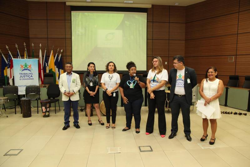 A culminância do Projeto Direitos Humanos em Cena e do Programa Trabalho Justiça e Cidadania (TJC), desenvolvidos com alunos da rede pública de ensino de Belém, ocorreu na manhã desta terça-feira (20). As ações são realizadas pelo Governo do Pará, por meio da Secretaria de Estado de Justiça e Diretos Humanos (Sejudh)/Coordenadoria de Enfrentamento ao Tráfico de Pessoas e ao Trabalho Escravo, em parceria com o Tribunal de Justiça do Pará e Associação dos Magistrados da Justiça do Trabalho (Amatra 8). A coordenadora Leila Silva, da CTETP (foto), falou sobre a perspectiva de expandir o projeto para toda a comunidade, a fim de beneficiar outras crianças.
FOTO: WAGNER ALMEIDA / ASCOM SEJUDH
DATA: 20.11.2018
BELÉM - PARÁ
<div class='credito_fotos'>Foto: Wagner Almeida/ Ascom Sejudh | <a href='/midias/2018/originais/95fd7cd5-e0ff-4b60-98c0-9ddf4bd96c86.jpg' download><i class='fa-solid fa-download'></i> Download</a></div>