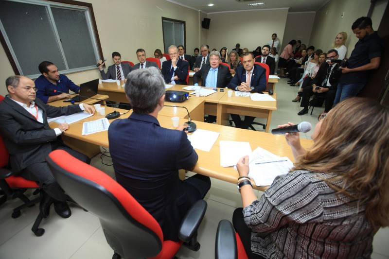 O compromisso do governo do estado com a população paraense pode ser medido pelos números apresentados pelas Secretarias de Estado de Planejamento (Seplan) e da Fazenda (Sefa) no início da tarde desta quarta-feira (28) durante audiência pública na Assembleia Legislativa do Estado (Alepa) realizada para demonstrar e avaliar o cumprimento das metas fiscais pelo Poder Executivo, referentes ao último quadrimestre, comparativamente ao mesmo intervalo do exercício anterior.
FOTO: MÁCIO FERREIRA / AG. PARÁ
DATA: 28.02.2018
BELÉM - PARÁ <div class='credito_fotos'>Foto: MÁCIO FERREIRA/ AG. PARÁ | <a href='/midias/2018/originais/96071fb0-6364-483f-864f-9037c43c60d6.jpg' download><i class='fa-solid fa-download'></i> Download</a></div>