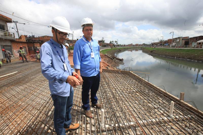 Onde antes havia lama e mato, foram abertas e pavimentadas duas grandes avenidas com cerca de 800 metros de extensão, nas duas margens do canal. A obra incluiu o alargamento do canal – com a drenagem, dragagem e limpeza –, instalação de tubulação de esgoto, construção de calçadas, ciclo faixas, muretas de proteção e ainda três pontes de concreto e uma passarela metálica. “No momento as equipes estão trabalhando na construção das novas pontes do Caraparu e da Brasília, que vão substituir as velhas pontes de madeira. Na foto, o engenheiro Gilmar Mota, da Secretaria de Desenvolvimento Urbano e Obras Públicas (Sedop), órgão responsável pela coordenação e fiscalização da obra.
FOTO: RODOLFO OLIVEIRA / AG. PARÁ
DATA: 09.03.2018
BELÉM - PARÁ <div class='credito_fotos'>Foto: Thiago Gomes /Ag. Pará | <a href='/midias/2018/originais/96113123-6aa1-4327-bb02-bec4cc777ad3.jpg' download><i class='fa-solid fa-download'></i> Download</a></div>