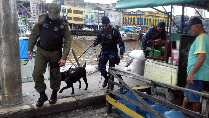 Durante todo o dia de ontem (5), vários batalhões subordinados ao Centro de Policiamento da Capital intensificaram operações em diversos bairros de Belém. O trabalho de prevenção e combate da criminalidade mostrou resultados logo na manhã do sábado. Na área de atuação do 2º BPM, guarnições da 1ª Companhia prenderam Ramon Bentes e Marcus Tavares. Com uma faca, os dois roubaram os pertences de uma mulher na avenida Presidente Vargas com Carlos Gomes, bairro Campina. Já no início da tarde, em um trabalho delicado para a liberdade de quatro reféns, integrantes da 1ª Cia do 2º BPM negociaram a rendição de Leonardo Cardoso e Yago Monteiro. Armados, os dois criminosos tentaram assaltar um escritório, localizada em um prédio, situado na confluência das avenidas 7 de Setembro e Portugal (foto).
FOTO: ASCOM / POLÍCIA MILITAR
DATA: 05.05.2018
BELÉM - PARÁ <div class='credito_fotos'>Foto: Ascom Polícia Militar | <a href='/midias/2018/originais/9613d109-507a-4282-99fd-e9887155f03a.jpg' download><i class='fa-solid fa-download'></i> Download</a></div>