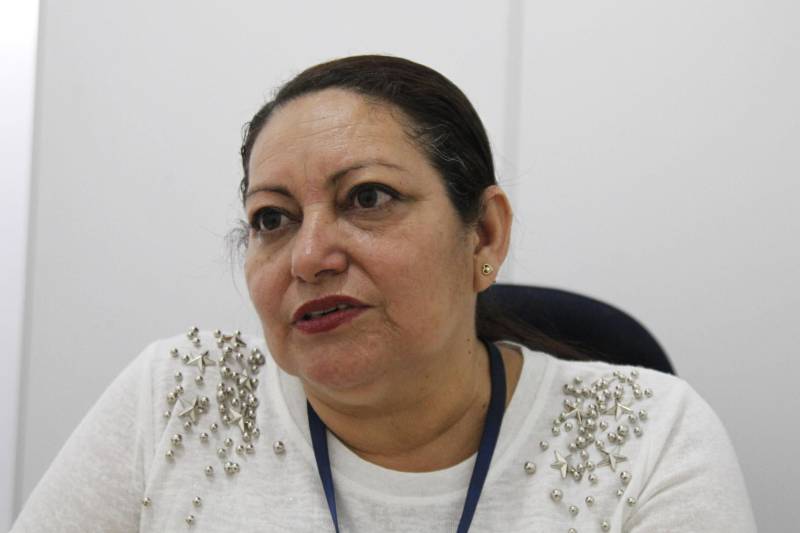A detenta Adriane da Silva Noronha, 42 anos, descobriu o câncer no colo do útero há cinco anos. Por vergonha de fazer o exame preventivo, ela já descobriu a doença em estágio avançado. “Foram os piores anos da minha vida. Eu cheguei bem perto de morrer, simplesmente porque não ia no médico e não cuidava da minha saúde. Naquela época, eu achava que nunca ia ter nada, e morria de vergonha de ir ao médico fazer esse exame. Hoje, falo para todas as minhas colegas o quanto é importante elas darem atenção à saúde. É um exame tão rápido e que pode salvar uma vida”, relata Adriane Noronha, cujo alerta abriu a programação especial alusiva ao Dia Internacional da Mulher, destinada às internas custodiadas no Centro de Recuperação Feminino (CRF), em Ananindeua, na Região Metropolitana de Belém. O evento ocorreu na Unidade Básica de Saúde (UBS), que funciona dentro do centro de detenção, com o objetivo de orientar as presas sobre a prevenção do câncer de colo do útero. As detentas assistiram a palestras com enfermeiras, assistentes sociais e psicólogas da unidade, recebendo orientações sobre prevenção do câncer de colo do útero e a importância do exame Papanicolau, que tem o objetivo de detectar precocemente células cancerosas no colo do útero. O exame deve ser realizado em todas as mulheres de 21 a 65 anos, pelo menos uma vez ao ano. Na foto, Arlete Nanelas, chefe biopsicossocial da UBS.
FOTO: AKIRA ONUMA
DATA: 08.03.2018
BELÉM - PARÁ <div class='credito_fotos'>Foto: Akira Onuma / Ascom Susipe | <a href='/midias/2018/originais/96239c36-6776-4322-b212-2eeeb7e03005.jpg' download><i class='fa-solid fa-download'></i> Download</a></div>