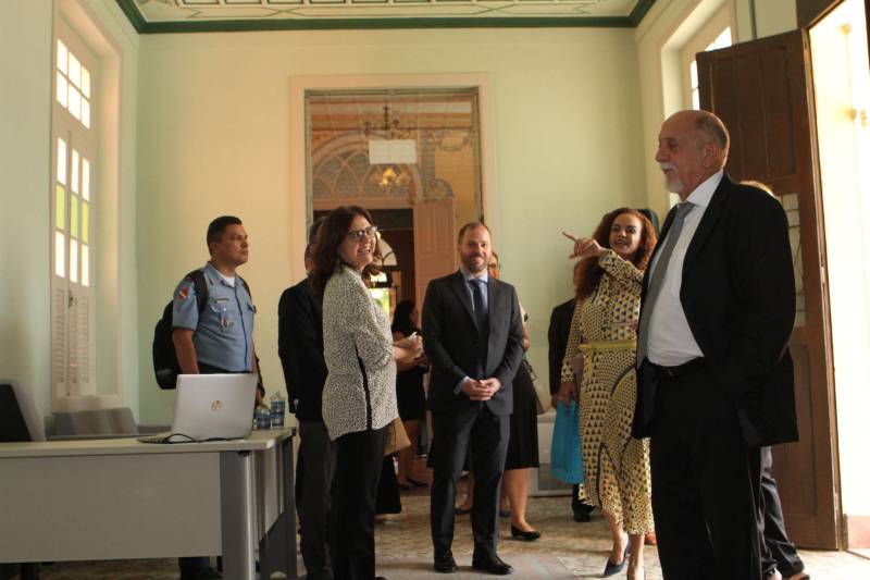 “Que esse espaço seja marcado pela neutralidade, não pela indiferença, mas por abrigar todas as diferenças”. Com essa frase, o governador Simão Jatene (foto) inaugurou nesta quinta-feira, 20, o Escritório Compartilhado da Agência das Nações Unidas (ONU) no Estado do Pará, o primeiro no Norte do País, o terceiro em território nacional. “Que as decisões tomadas aqui, a partir de Belém, de forma democrática, alcancem toda a cidade, ultrapassem os limites do estado e depois o mundo”, disse o governador. O Escritório Compartilhado da Agência das Nações Unidas (ONU) no Estado do Pará está abrigado em um prédio cedido pelo Governo do Estado, na Avenida Nazaré, no centro de Belém. Nele, funcionarão inicialmente os escritórios de representação do Programa das Nações Unidas para o Desenvolvimento (Pnud) e do Fundo das Nações Unidas para a Infância (Unicef).

FOTO: CRISTINO MARTINS / AG. PARÁ
DATA: 20.12.2018
BELÉM - PARÁ <div class='credito_fotos'>Foto: Cristino Martins/Ag. Pará   |   <a href='/midias/2018/originais/962442a0-4583-47aa-9586-d2b865385d0d.jpg' download><i class='fa-solid fa-download'></i> Download</a></div>