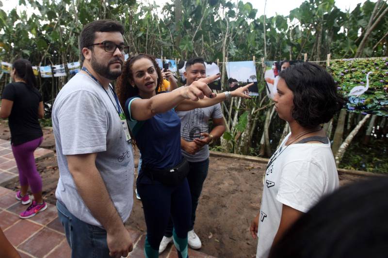 Antes mesmo de reabrir as portas ao público, o novo Parque Estadual do Utinga já aguçava o olhar dos paraenses. Na semana anterior à reabertura do Parque, a diretoria de comunicação popular da Secretaria de Estado de Comunicação (Secom) ofereceu uma oficina de fotografia aos moradores da Comunidade Pantanal, que vivem no entorno do Parque Ambiental. A oficina, ministrada pelo fotógrafo Sidney Oliveira, teve a participação de 17 alunos. Na manhã deste sábado, durante a caminhada, o resultado dessa oficina foi exposto em um varal fotográfico, para deleite do público presente. Na foto, Rodolpho Moraes, diretor de Comunicação Popular e Comunitária da Secretaria de Estado de Comunicação.
FOTO: SIDNEY OLIVEIRA / AG. PARÁ
DATA: 17.03.2018
BELÉM - PARÁ <div class='credito_fotos'>Foto: Sidney Oliveira/Ag. Pará | <a href='/midias/2018/originais/962d241b-6379-4dae-8110-43f3493f6a91.jpg' download><i class='fa-solid fa-download'></i> Download</a></div>