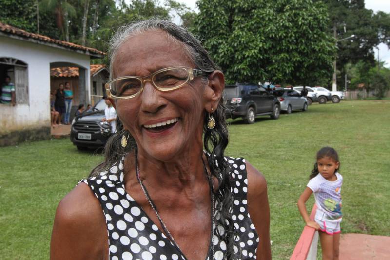 Cento e dezoito famílias da comunidade quilombola do Caeté, no município de Abaetetuba, no nordeste do Estado, foram beneficiadas com um título coletivo de terra. Com o documento, o Governo do Estado, por meio do Instituto de Terras do Pará (Iterpa), reconhece o direito de uma população que há décadas ocupa e trabalha na área. A cerimônia de entrega ocorreu na manhã deste sábado (24), no Centro Comunitário, e contou com a participação do governador Simão Jatene. A área titulada corresponde a cerca de 1.400 hectares. Agora, devidamente respaldadas, as famílias poderão ter acesso a empréstimos, políticas públicas, entre outros benefícios que possibilitam o desenvolvimento da sua produção e a continuidade de suas tradições. “Com o documento de terra a comunidade passa a ter segurança jurídica e acesso a créditos, financiamentos e outros benefícios que antes não lhes era permitido. Além disso, agora eles poderão produzir com mais segurança, mantendo a terra entre as futuras gerações”, afirmou o governador Simão Jatene. Na foto, dona Perolina Melo Corrêa.
FOTO: CRISTINO MARTINS / AG. PARÁ
DATA: 24.03.2018
ABAETETUBA - PARÁ
<div class='credito_fotos'>Foto: Cristino Martins/Ag. Pará | <a href='/midias/2018/originais/962f648e-b98f-4eba-b523-8799b0883995.jpg' download><i class='fa-solid fa-download'></i> Download</a></div>