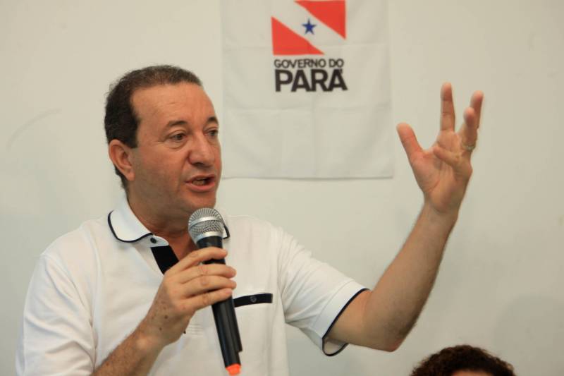 A agenda começou no município de Curuçá, com a assinatura da Ordem de Serviço de pavimentação de 6 km de vias urbanas através do Programa Asfalto na Cidade, um investimento de mais de R$2 milhões que vão beneficiar moradores como os do Bairro Alto. Na cerimônia, que aconteceu na sede da Prefeitura de Curuçá, o prefeito Jefferson Ferreira de Miranda, conhecido como “Tarrafa”, destacou as obras do Governo em seu município. O presidente da Assembleia Legislativa do Pará (Alepa), Márcio Miranda (foto), foi um dos parlamentares que acompanhou a agenda governamental na região. 

FOTO: RODOLFO OLIVEIRA / AG. PARÁ
DATA: 14.06.2018
CURUÇÁ - PARÁ <div class='credito_fotos'>Foto: Rodolfo Oliveira/Ag. Pará   |   <a href='/midias/2018/originais/9645a02b-8766-40fc-a435-66e3b6208a60.jpg' download><i class='fa-solid fa-download'></i> Download</a></div>