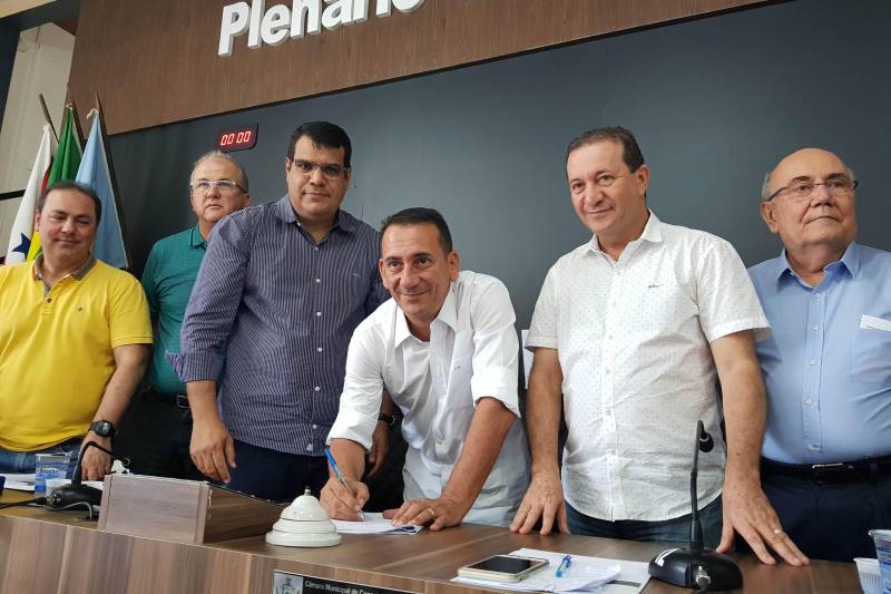 Neste domingo (20), o secretário regional de Governo do sudeste do Pará, Jorge Bittencourt, representando o governador do Estado, Simão Jatene, assinou convênio com a Prefeitura para a construção de uma nova câmara municipal de vereadores no município de Conceição do Araguaia. O investimento é de R$ 1.232.293,60, sendo R$ 332.293,60 de contrapartida do município. O prefeito de Conceição do Araguaia, Jair Martins (PMDB, assinando), agradeceu o Governo do Estado e os parlamentares, que acima de tudo priorizam benefícios para a população
FOTO: ASCOM CRGSP
DATA: 20.05.2018
CONCEIÇÃO DO ARAGUAIA - PARÁ <div class='credito_fotos'>Foto: ASCOM CRGSP | <a href='/midias/2018/originais/964d1176-44f8-4ddf-b13c-63baf4459511.jpg' download><i class='fa-solid fa-download'></i> Download</a></div>