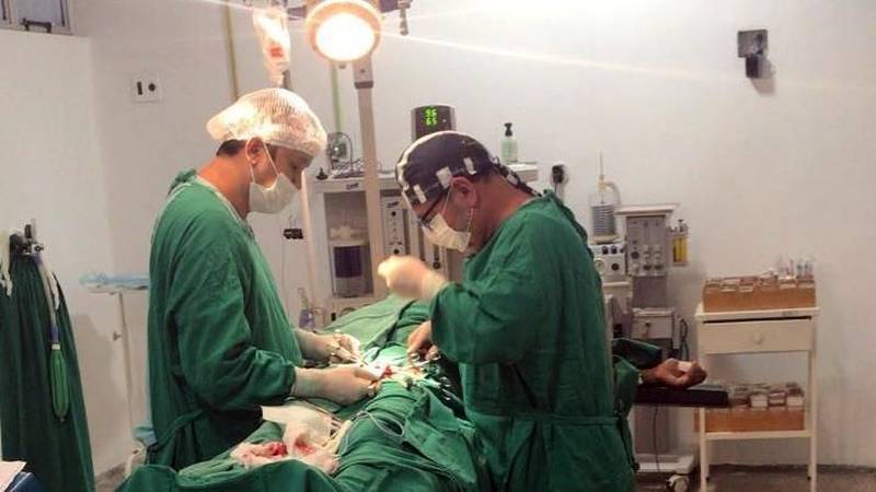 O Hospital Regional de Olympio Cardoso da Silveira (HRS) desempenha um papel importante no nordeste do Pará, porque é o único hospital público que dispõe de urgência e emergência na região do Salgado, abrangendo cerca de 400 mil habitantes. O HRS tem gestão direta da Secretaria de Estado de Saúde Pública (Sespa) e está localizado no município de Salinópolis. Segundo o diretor do HRS, Valdecir Lutz, além do serviço de urgência e emergência, que atende a aproximadamente a 4.500 pacientes por mês, o Hospital funciona 24 horas oferecendo atendimento ambulatorial e hospitalar nas Clínicas Básicas, que são Clínica Médica (foto), Obstetrícia, Cirurgia e Pediatria, tendo sempre de plantão dois clínicos, um cirurgião, um obstetra e um anestesista.
FOTO: ASCOM / SESPA
DATA: 20.05.2018
SALINÓPOLIS - PARÁ <div class='credito_fotos'>Foto: ASCOM SESPA | <a href='/midias/2018/originais/9651f8c4-aaa6-46d4-b28c-a54309f4aaf8.jpg' download><i class='fa-solid fa-download'></i> Download</a></div>