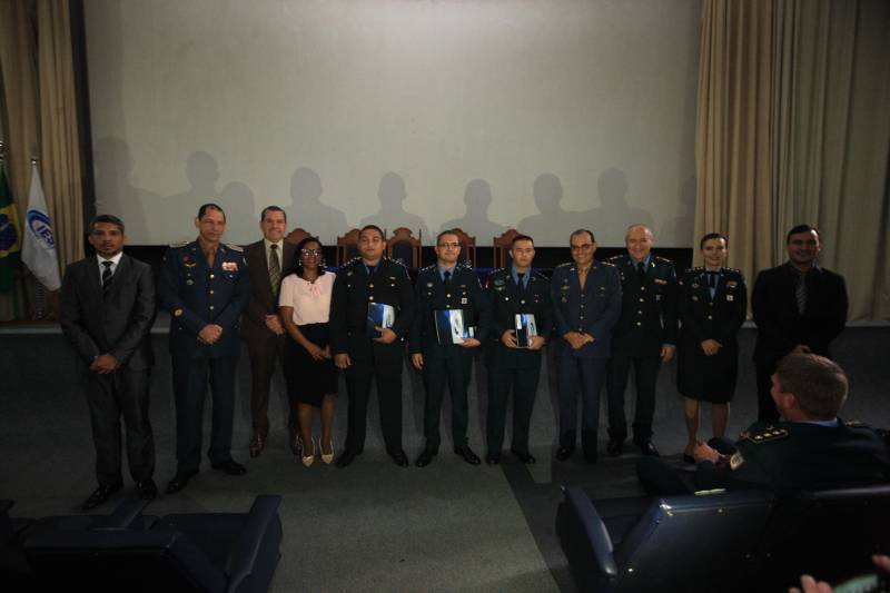 A Secretaria de Estado de Segurança Pública e Defesa Social (Segup), por meio do Instituto de Ensino de Segurança Pública (Iesp), realizou, nesta quarta-feira, 28, no auditório do Ciaba, as formaturas das turmas do Curso Superior de Polícia e Bombeiro Militar CSPBM/2018- Especialização em Gestão Estratégica e Defesa Social e dos cursos de Aperfeiçoamento de Oficiais- CAO/2018 da Polícia Militar do Pará e do Corpo de Bombeiros Militar do Pará- Especialização em Defesa Social em Cidadania.

FOTO: SIDNEY OLIVEIRA / AG. PARÁ
DATA: 28.11.2018
BELÉM - PARÁ <div class='credito_fotos'>Foto: Sidney Oliveira/Ag. Pará   |   <a href='/midias/2018/originais/96610a48-0981-4267-abde-dc2ac3360f21.jpg' download><i class='fa-solid fa-download'></i> Download</a></div>