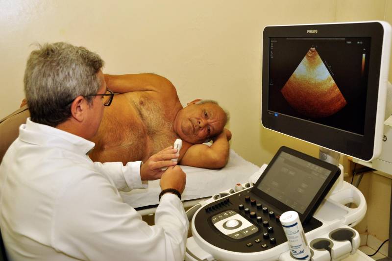 Pacientes encaminhados para tratamento no Centro Cardiológico da Unidade de Referência (URE) Presidente Vargas, em Belém, ganharam nesta terça-feira (20) um reforço importante na prevenção de doenças cardiovasculares: um novo aparelho de ecocardiograma, que realiza exames de ultrassom capazes de diagnosticar alterações como hipertrofia - o aumento do músculo do coração. A entrega do equipamento integra um processo de revitalização do Centro Cardiológico, vinculado à Secretaria de Estado de Saúde Pública (Sespa), que vem ocorrendo desde 2015 para melhor acolher pacientes encaminhados pelas Unidades Básicas de Saúde para consultas e procedimentos de média complexidade em cardiologia.
FOTO: JOSÉ PANTOJA / ASCOM SESPA
DATA: 20.03.2018
BELÉM - PARÁ <div class='credito_fotos'>Foto: José Pantoja / Ascom Sespa | <a href='/midias/2018/originais/966573bf-ec7b-41d7-80f7-95b9d0cf327d.jpg' download><i class='fa-solid fa-download'></i> Download</a></div>