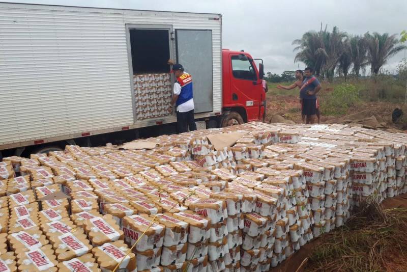 Mais um caminhão que transportava latinhas de cerveja de forma irregular foi interceptado por servidores da Secretaria da Fazenda do Pará (Sefa). Assim como ocorreu no último domingo (11), quando a Sefa apreendeu 18 mil latas de cervejas sem nota fiscal, profissionais da Coordenação de Mercadorias em Trânsito de Marabá, sudeste paraense, apreenderam, nesta quarta-feira (14), um veículo com 4.263 pacotes (foto), num total de 51.156 latas de cerveja, sem documento fiscal. O caminhão foi localizado, atolado, num ramal da Rodovia BR 230, a Transamazônica.
FOTO: ASCOM SEFA
DATA: 14.03.2018
MARABÁ - PARÁ <div class='credito_fotos'>Foto: Ascom Sefa | <a href='/midias/2018/originais/966c5deb-7c06-4a97-a3e8-15d345d0b983.jpg' download><i class='fa-solid fa-download'></i> Download</a></div>