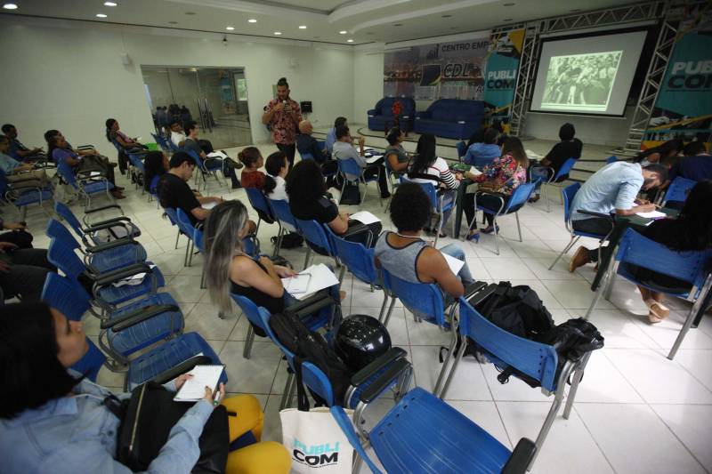 Primeiro dia do Publicom - Encontro de Comunicação do Pará, na noite desta quinta-feira, 12, na sede da Associação Comercial, Industrial e Agro Pastoril de Altamira (Aciapa), em Altamira. A programação do Publicom Altamira teve início às 14h, com a oficina “Design para não designers”, um papo descontraído e interativo entre o publicitário e designer Filipe Almeida (foto) e cerca de 80 profissionais e estudantes de diversas áreas interessados em aprender mais sobre como criar ou melhorar sua identidade visual.
FOTO: MARCELO LELIS / AG. PARÁ
DATA: 12.04.2018
ALTAMIRA - PARÁ <div class='credito_fotos'>Foto: Marcelo Lelis / Ag. Pará | <a href='/midias/2018/originais/966cef82-7df2-4ca5-a76f-f16a822f4f31.jpg' download><i class='fa-solid fa-download'></i> Download</a></div>