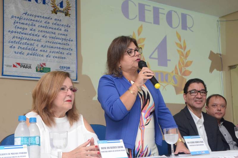 Em 2015, a Secretaria de Estado de Educação (Seduc) criou o Centro de Formação dos Profissionais da Educação Básica do Estado do Pará (CEFOR), com a perspetiva de apropriação das metodologias formativas e de transferência de tecnologia. Nesta segunda-feira (3), o Centro comemorou os quatro anos de criação durante cerimônia realizada no Instituto de Educação Estadual do Pará (IEEP), prédio histórico que abriga o CEFOR. Participaram da ocasião professores, formadores, a secretária de Educação do Estado, Ana Cláudia Serruya Hage (ao mirofone) e o secretário Adjunto de Ensino, José Roberto da Silva.

 FOTO: RAI PONTES / ASCOM SEDUC
DATA: 04.12.2018
BELÉM - PARÁ <div class='credito_fotos'>Foto: Rai Pontes/Ascom Seduc   |   <a href='/midias/2018/originais/966f731b-c3a5-40e9-a075-3d2111abb6d0.jpg' download><i class='fa-solid fa-download'></i> Download</a></div>