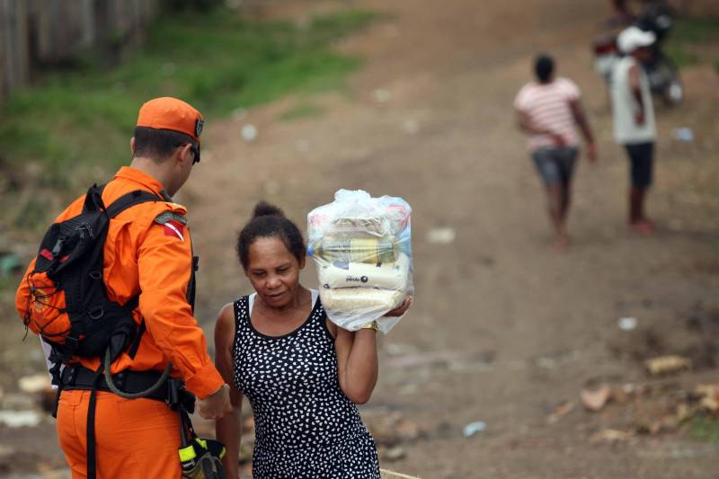 Passados dois dias da enxurrada que destruiu casas e obrigou pessoas a saírem de seus locais de moradia em Paragominas, Governo do Estado e Prefeitura continuam os trabalhos para atender as famílias afetadas, reconstruir o que ficou destruído e restabelecer a situação de normalidade no município. Desde a manhã da última quinta-feira (12), equipes da Defesa Civil intensificam as ações nos bairros atingidos. Na foto, o capitão Rangel Valois.
FOTO: SIDNEY OLIVEIRA / AG. PARÁ
DATA: 14.04.2018
PARAGOMINAS - PARÁ <div class='credito_fotos'>Foto: Sidney Oliveira/Ag. Pará | <a href='/midias/2018/originais/96732657-9e52-441c-9f82-6188bfde5e57.jpg' download><i class='fa-solid fa-download'></i> Download</a></div>