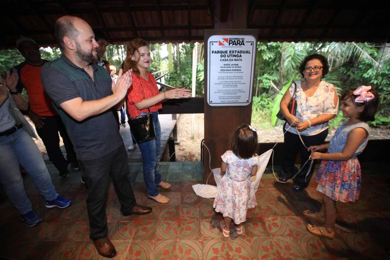 Uma reabertura feita a milhares de mãos. A fita inaugural colocada no inicio da trilha principal do Parque do Utinga foi rompida por mais de cinco mil pessoas ansiosas pelo inicio da caminhada, marcando o segundo dia da programação de reabertura do mais novo espaço paraense de lazer e interatividade com a natureza.
FOTO: MÁCIO FERREIRA / AG. PARÁ
DATA: 17.03.2018
BELÉM - PARÁ <div class='credito_fotos'>Foto: MÁCIO FERREIRA/ AG. PARÁ | <a href='/midias/2018/originais/9673f903-e1f6-4973-bb15-dea771e42b3a.jpg' download><i class='fa-solid fa-download'></i> Download</a></div>