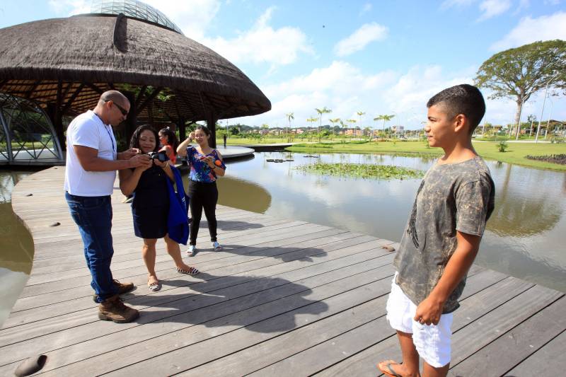 Observar seu entorno e aprimorar o próprio olhar. Este é o princípio da oficina de fotografia ministrada pelo fotojornalista Sidney Oliveira, que desde a última segunda-feira, 5, está no Centro Comunitário da Comunidade Pantanal, no bairro do Curió-Utinga, onde 17 jovens participam do Projeto Biizu, que abriu assim suas atividades de 2018.
FOTO: RODOLFO OLIVEIRA / AG. PARÁ
07.03.2018
BELÉM - PARÁ <div class='credito_fotos'>Foto: Rodolfo Oliveira/Ag. Pará | <a href='/midias/2018/originais/967c6aa0-e087-4aac-90ca-a42e5644650f.jpg' download><i class='fa-solid fa-download'></i> Download</a></div>