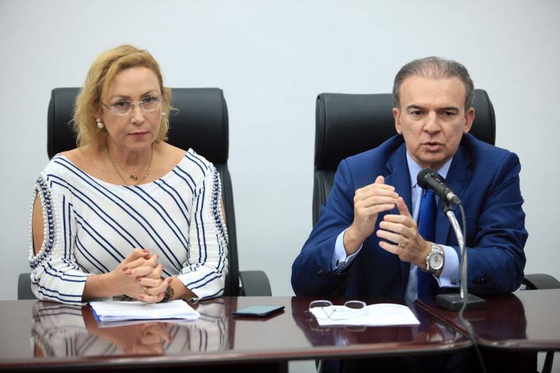 O Supremo Tribunal Federal (STF) acatou, nesta quarta-feira, 20, pedido do Governo do Estado, via Procuradoria-Geral do Estado (PGE), e suspendeu a decisão do Tribunal de Justiça do Estado do Pará (TJPA) sobre o pagamento do piso salarial aos professores. A Suspensão da liminar foi repassada à imprensa na tarde desta quarta-feira, em entrevista coletiva concedida pela secretária de Estado de Administração, Alice Viana (e), e pelo Procurador Geral do Estado, Ophir Cavalcante Junior (d). O piso salarial do magistério para o exercício de 2018 foi fixado pelo Ministério da Educação (MEC) em R$ 2.455,00. No Pará, o vencimento-base (composto por duas parcelas fixas), corresponde a R$ 3.772,69, “valor 49% superior ao piso nacional”, frisa a PGE. Já a remuneração média para o magistério no Estado é de cerca de R$ 4.800,00, superior em 95% ao atual piso nacional.
FOTO: MÁCIO FERREIRA / AG. PARÁ
DATA: 20.06.2018
BELÉM - PARÁ <div class='credito_fotos'>Foto: MÁCIO FERREIRA/ AG. PARÁ | <a href='/midias/2018/originais/9681cd54-1e7f-4b3a-9a29-ed67364755c3.jpg' download><i class='fa-solid fa-download'></i> Download</a></div>