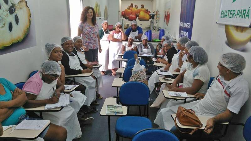 Desde a implantação do projeto Frutificando Saberes e Sabores 742 pessoas foram capacitadas com a finalidade de otimizar ações dos agricultores e suas famílias, e servir de estímulo às iniciativas de agroindustrialização na busca de processos tecnológicos adequados, melhoria de qualidade do alimento, e expansão das oportunidades de geração de renda e emprego. O Projeto já percorreu os municípios de Abaetetuba, Belém, Castanhal, Capitão Poço, Igarapé-Miri, Marituba, Tailândia e Irituia. Está em São Miguel do Guamá. Em São Miguel do Guamá duas turmas concluíram o curso de Processamento de Frutas (foto), dentro do projeto Frutificando, no último dia 25. A multiplicadora foi a engenheira agrônoma Maria Margarete de Araújo Salomão. As demais turmas no município ocorrerão ao longo de junho e finalizarão no início de julho. Cada turma possui 21 alunos, totalizando 147 pessoas capacitadas em São Miguel.
FOTO: ASCOM / EMATER
DATA: 02.06.2018
SÃO MIGUEL DO GUAMÁ - PARÁ <div class='credito_fotos'>Foto: ASCOM EMATER | <a href='/midias/2018/originais/9682e10b-6566-4667-959d-ef9ec6912d42.jpg' download><i class='fa-solid fa-download'></i> Download</a></div>