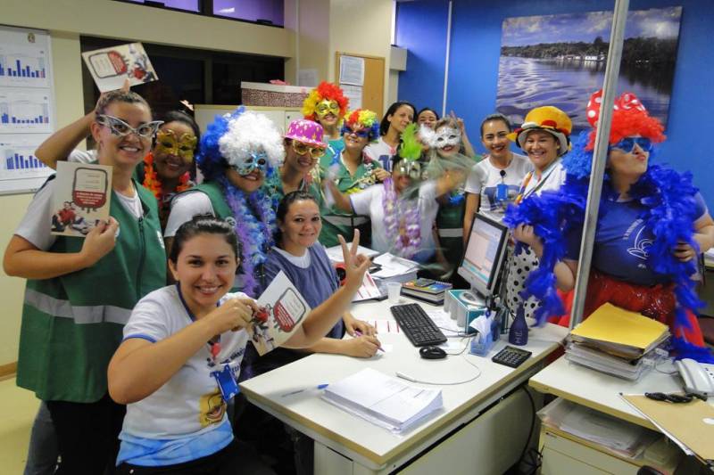 Quando saiu de casa para fazer um exame de raio X no Hospital Regional Público da Transamazônica (HRPT), em Altamira, oeste do Pará, Odir de Oliveira, 47 anos, não imaginou que acabaria participando de um “bloco de Carnaval”. Além de fazer o exame, ele assistiu à ação do Grupo de Trabalho de Humanização (GTH) do hospital, que nesta sexta-feira (09) animou os corredores da unidade cantando marchinhas e conscientizando pacientes, acompanhantes e funcionários sobre a importância da doação de sangue. Até quem não é muito entusiasta da folia aprovou a iniciativa.
FOTO: ASCOM HRPT
DATA: 09.02.2018
BELÉM - PARÁ <div class='credito_fotos'>Foto: ASCOM HRPT | <a href='/midias/2018/originais/968b399c-9e5e-4dc6-bd7c-c02582eeedf8.jpg' download><i class='fa-solid fa-download'></i> Download</a></div>