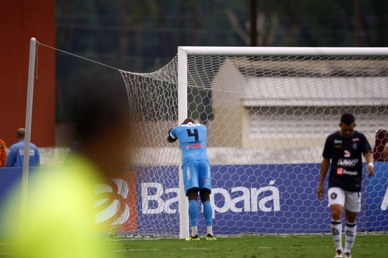 Foram exatos dois meses tentando assistir ao seu primeiro Re x Pa em 2018. Neste domingo, finalmente, a estudante Hendrea Souza convenceu o noivo, Arthur Pantoja, a levá-la ao Estádio Olímpico do Pará, o Mangueirão. E logo numa final. "Só trouxe porque vim no domingo passado e vi algumas mudanças no esquema de segurança", disse Arthur. "Tem mais policiais e a bebedeira em volta do estádio praticamente acabou", afirmou. As mudanças realmente aconteceram a partir do clássico do último dia primeiro e já surtiram efeito. A chamada “Operação Mangueirão” pôs em prática ações de ordenamento no entorno do estádio, com início a partir das 7h30 e encerramento às 20h. A operação determina a delimitação de espaço para atuação de vendedores ambulantes, proibição de veículos com sons automotivos ao redor do estádio e de barracas irregulares, seis pontos de bloqueio e dois para o ingresso de comerciantes e orientações ao público.
FOTO: THIAGO GOMES / AG. PARÁ
DATA: 08.04.2018
BELÉM - PARÁ <div class='credito_fotos'>Foto: Thiago Gomes /Ag. Pará | <a href='/midias/2018/originais/969bc958-bf06-4124-b148-851c245c7bad.jpg' download><i class='fa-solid fa-download'></i> Download</a></div>