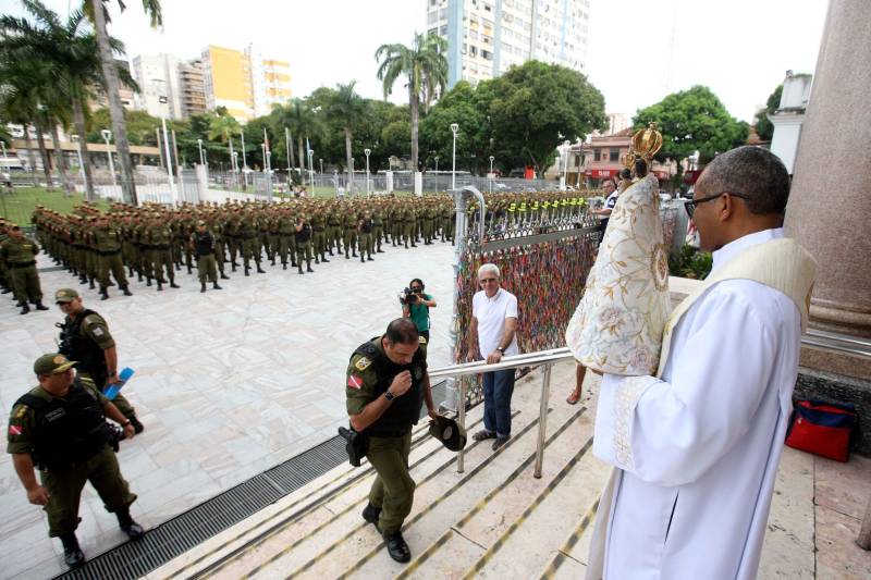 Cerca de 2 mil alunos do curso de formação de praças da Polícia Militar cumprem neste sábado (12) uma etapa importante da preparação: eles saem pela primeira vez às ruas, no estágio supervisionado, para vivenciar situações reais da carreira e, ao mesmo tempo, reforçar o policiamento ostensivo. Em Belém, cerca de 500 homens e mulheres se concentraram na Praça Santuário, em frente à Basílica de Nazaré, e saíram, em seguida, para diversos pontos da capital. A ação faz parte do pacote de medidas de combate à criminalidade e reforço da segurança pública anunciado pelo Governo do Estado.
FOTO: SIDNEY OLIVEIRA / AG. PARÁ
DATA: 12.05.2018
BELÉM - PARÁ <div class='credito_fotos'>Foto: Sidney Oliveira/Ag. Pará | <a href='/midias/2018/originais/969cc551-f3ad-4e33-b15d-add55069e384.jpg' download><i class='fa-solid fa-download'></i> Download</a></div>
