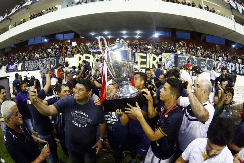Foram exatos dois meses tentando assistir ao seu primeiro Re x Pa em 2018. Neste domingo, finalmente, a estudante Hendrea Souza convenceu o noivo, Arthur Pantoja, a levá-la ao Estádio Olímpico do Pará, o Mangueirão. E logo numa final. "Só trouxe porque vim no domingo passado e vi algumas mudanças no esquema de segurança", disse Arthur. "Tem mais policiais e a bebedeira em volta do estádio praticamente acabou", afirmou. As mudanças realmente aconteceram a partir do clássico do último dia primeiro e já surtiram efeito. A chamada “Operação Mangueirão” pôs em prática ações de ordenamento no entorno do estádio, com início a partir das 7h30 e encerramento às 20h. A operação determina a delimitação de espaço para atuação de vendedores ambulantes, proibição de veículos com sons automotivos ao redor do estádio e de barracas irregulares, seis pontos de bloqueio e dois para o ingresso de comerciantes e orientações ao público.
FOTO: THIAGO GOMES / AG. PARÁ
DATA: 08.04.2018
BELÉM - PARÁ <div class='credito_fotos'>Foto: Thiago Gomes /Ag. Pará | <a href='/midias/2018/originais/969d7c81-2b52-4308-9655-36362c1ad55f.jpg' download><i class='fa-solid fa-download'></i> Download</a></div>