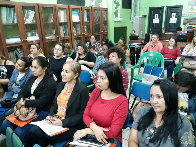 A Fundação Pro Paz realiza nesta terça-feira (24), em Itaituba, sudoeste do Pará, um encontro sobre o Mover (Movimento pela Valorização do Estatuto da Criança e do Adolescente), na Secretaria Municipal de Meio Ambiente (Semma), para fortalecer e atualizar o sistema de garantia de direitos de crianças e adolescentes. A capacitação, que prossegue até o meio-dia de quarta-feira (25), é destinado a gestores, assistentes sociais, conselheiros tutelares, operadores do direito e outros profissionais da área.
FOTO: ASCOM / PRO PAZ
DATA: 24.04.2018
ITAITUBA - PARÁ <div class='credito_fotos'>Foto: ASCOM PRO PAZ | <a href='/midias/2018/originais/969dfd9b-616c-4d66-a91f-52f59e7b262f.jpg' download><i class='fa-solid fa-download'></i> Download</a></div>