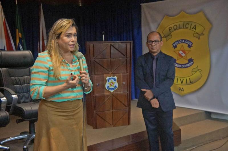 A Polícia Civil formou nesta sexta-feira (27), a turma de 28 servidores públicos de prefeituras do interior do Pará. Todos vão atuar como identificadores civis e criminais, colocando em prática os conhecimentos sobre emissão de carteiras de identidade nos municípios onde trabalham e pesquisa de dados criminais de pessoas com passagem pela polícia. A conclusão do Treinamento de Identificador Civil e Criminal ocorreu com a entrega dos certificados, no auditório da Delegacia-Geral de Polícia Civil, em Belém. O treinamento, que teve três semanas de duração, é resultado de uma parceria entre a Academia da Polícia Civil (Acadepol) e a Diretoria de Identificação "Enéas Martins" (Didem). Na foto, a diretora da Acadepol, delegada Marlise Tourão.
FOTO: ASCOM / POLÍCIA CIVIL
DATA: 27.04.2018
BELÉM - PARÁ <div class='credito_fotos'>Foto: Ascom / Polícia Civil | <a href='/midias/2018/originais/96a838bc-2adf-49f1-917c-7c6af9273b9c.jpg' download><i class='fa-solid fa-download'></i> Download</a></div>