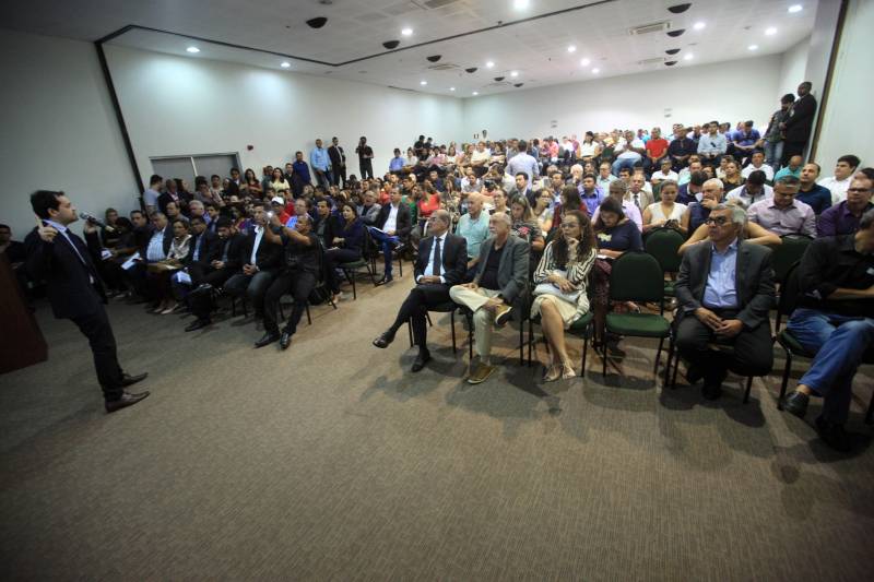 “O Programa de Olho na Floresta é uma ferramenta de gestão, que vem para fortalecer a atuação aos municípios nesses casos. A plataforma foi criada para que cada um deles possam se interligar com o nosso Cimam. Enviaremos os alertas, e agora, com a entrega dos carros e outros equipamentos, eles terão capacidade de ir até o local, registrar o acontecido, fazer fotos e se conectar conosco para repassar os dados via sistema, conquistando uma atuação mais eficaz”, explicou o secretário de Estado de Meio Ambiente e Sustentabilidade, Thales Belo (foto).
FOTO: RODOLFO OLIVEIRA
DATA: 22.03.2018
BELÉM - PARÁ <div class='credito_fotos'>Foto: Rodolfo Oliveira/Ag. Pará | <a href='/midias/2018/originais/96b443e8-e6c5-4961-8da6-b853a6e58a93.jpg' download><i class='fa-solid fa-download'></i> Download</a></div>