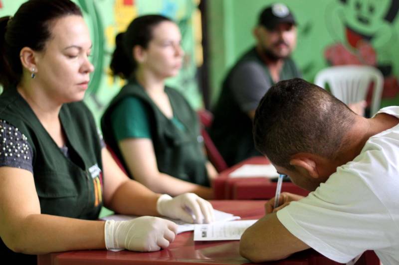 O Departamento Penitenciário Nacional (Depen), órgão vinculado ao Ministério da Justiça e Segurança Pública, realizou um mutirão do projeto Identidade Cidadã, nos dias 19 e 20 de dezembro, no Presídio Estadual Metropolitano (PEM) III. A ação teve como objetivo emitir a segunda via de certidões de nascimento ou de casamento para pessoas privadas de liberdade. O projeto é uma parceria do Depen com a Associação de Notários e Registradores do Brasil (Anoreg) e a Superintendência do Sistema Penitenciário do Pará (Susipe). A partir de um levantamento feito pelos assistentes sociais do PEM III, foi constatada a necessidade de emitir a segunda via da certidão de nascimento para 154 internos.

FOTO: VELOSO JÚNIOR / ASCOM SUSIPE
DATA: 20.12.2018
SANTA IZABEL - PARÁ <div class='credito_fotos'>Foto: Veloso Junior / Ascom Susipe   |   <a href='/midias/2018/originais/96c618cf-c1b1-4cc1-a5d3-74a5644ae90a.jpg' download><i class='fa-solid fa-download'></i> Download</a></div>