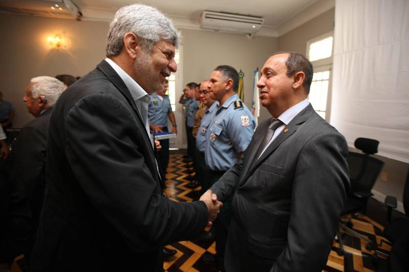 Setenta e duas personalidades civis e militares receberam, na manhã desta terça-feira, 20, no auditório do Palácio dos Despachos, em Belém, a Medalha do Mérito Governador Lauro Sodré, concedida por ocasião das comemorações pelos 101 anos de criação da Casa Militar da Governadoria do Estado, fundada em 12 de fevereiro de 1917. A honraria é destinada a personalidades que prestaram serviços relevantes ao Pará e suas instituições, especialmente à Governadoria do Estado. A solenidade foi aberta pelo governador Simão Jatene, que fez questão de parabenizar a todos os servidores da Casa Militar da Governadoria e aos agraciados com a Medalha Lauro Sodré.
FOTO: ANTONIO SILVA / AG. PARÁ
DATA: 20.02.2018
BELÉM - PARÁ <div class='credito_fotos'>Foto: Antônio Silva/Ag. Pará | <a href='/midias/2018/originais/96c7557e-cfd3-4112-a14f-3ca4a570cef7.jpg' download><i class='fa-solid fa-download'></i> Download</a></div>