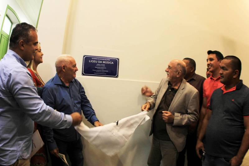 A cerimônia de inauguração foi presidida pelo governador Simão Jatene (foto), já sinalizando importância do projeto idealizado para formação livre de músicos não só de Bragança, mas também de outros municípios, notadamente do nordeste paraense.

FOTO: RODOLFO OLIVEIRA / AG. PARÁ
DATA: 16.12.2018
BRAGANÇA - PARÁ <div class='credito_fotos'>Foto: Rodolfo Oliveira/Ag. Pará   |   <a href='/midias/2018/originais/96d6240a-d7a1-4197-b141-ab9e26298987.jpg' download><i class='fa-solid fa-download'></i> Download</a></div>