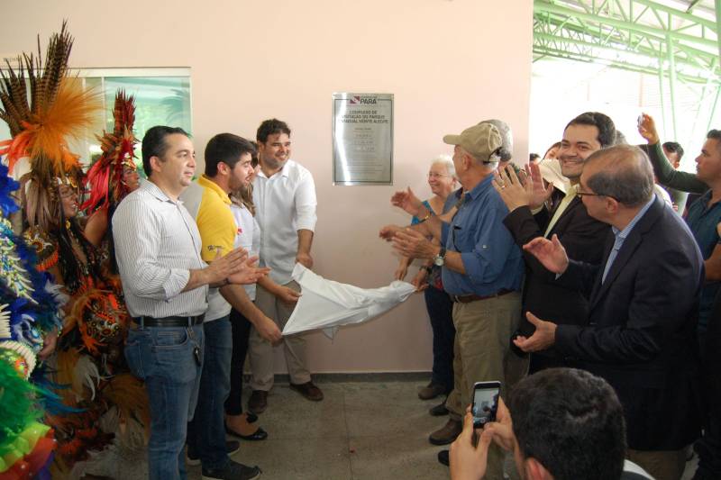 O Governo do Estado inaugurou nesta quarta-feira (19) o Complexo de Visitação do Parque Estadual de Monte Alegre, na região Oeste do Pará. O complexo está localizado na Área de Proteção Ambiental Paytuna, entre as comunidades Ererê, Maxirá, Paytuna, Maxirazinho, Lajes e Santana. O espaço conta com pórtico de entrada, centro de visitação, circuito de malocas, trilha, estruturas para visitação dos dois principais sítios arqueológicos desta área - a Serra da Lua e a Pedra do Mirante - e servirá como um importante equipamento para preservação do patrimônio arquelógico, histórico, além de fomentar a educação ambiental e patrimonial entre os estudantes e a população em geral.

FOTO: MÁCIO FERREIRA / AG. PARÁ
DATA: 20.12.2018
MONTE ALEGRE - PARÁ <div class='credito_fotos'>Foto: MÁCIO FERREIRA/ AG. PARÁ   |   <a href='/midias/2018/originais/96d89ea8-704e-422e-8037-87c3802a833e.jpg' download><i class='fa-solid fa-download'></i> Download</a></div>