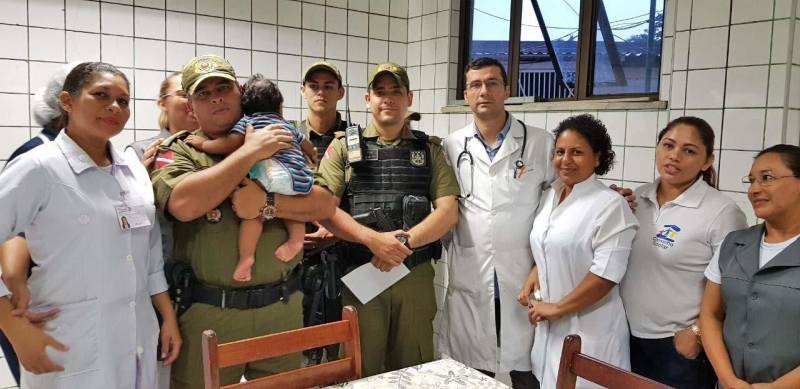 “Eu nunca mais serei o mesmo, esse resgate e acolhimento fez com que eu aguçasse meu olhar sobre o mundo. Queria muito adotar aquele bebê e protegê-lo de qualquer mau trato”, disse o tenente Adriano França, 30 anos. Ele estava em ronda por oito bairros de Belém, na tarde de domingo (25), quando foi acionado para resgatar uma criança de 9 meses. O bebê (foto) foi abandonado, sujo, na frente de uma residência na Travessa Nina Ribeiro, bairro de São Brás, em Belém. Uma vizinha da casa onde estava o bebê ligou para o Centro Integrado de Operações (Ciop), que fez a ocorrência à Polícia Militar do Pará. Duas guarnições do 2º Batalhão foram encaminhadas para o resgate.
FOTO: DIVULGAÇÃO
DATA: 26.03.2018
BELÉM - PARÁ <div class='credito_fotos'>Foto: Divulgação | <a href='/midias/2018/originais/96f0da66-e4c1-44c7-989f-e2fb4c200c4a.jpg' download><i class='fa-solid fa-download'></i> Download</a></div>