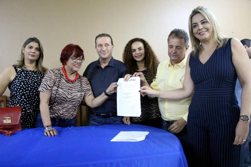 O município de Xinguara também comemora os 36 anos de emancipação neste domingo (13). A celebração de convênios entre a Prefeitura e o Estado abriu as comemorações. Foi firmado convênio para a construção de uma clínica de fisioterapia, no valor de R$ 289.051,66. Também foi assinado convênio de R$ 357.204,96, destinado à iluminação do trecho urbano da Avenida Xingu.
FOTO: ANTONIO MACEDO / DIVULGAÇÃO
DATA: 12.05.2018
XINGUARA - PARÁ <div class='credito_fotos'>Foto: ANTONIO MACEDO / DIVULGAÇÃO | <a href='/midias/2018/originais/96f35f97-86fd-4c31-96d3-77938382ef9e.jpg' download><i class='fa-solid fa-download'></i> Download</a></div>