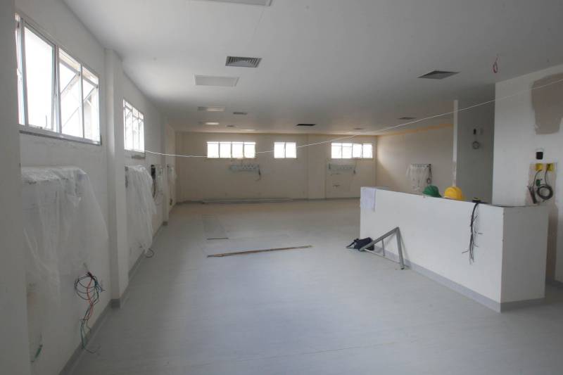 A região nordeste do Estado vai contar com mais uma opção em atendimento de saúde de alta complexidade em pouco tempo. O Governo do Estado está finalizando a execução dos serviços do moderno Hospital Regional Público dos Caetés (foto), no município de Capanema, que entra na fase final para repasse à Secretaria de Estado de Saúde Pública – Sespa, responsável pelo funcionamento da nova casa de saúde. A previsão da Secretaria de Obras para finalizar o projeto é até o final de 2018, somando investimentos de R$37 milhões - recursos do tesouro do estadual, sendo R$ 25 milhões para obras físicas e R$ 12 milhões para aquisição de equipamentos. Após a entrega do Hospital, não apenas a população de Capanema, mais de outros 17 municípios próximos passarão a contar com estrutura de atendimento médico com 60 leitos, sendo 10 de UTI adulto e outros 10 de UTI neonatal, além de consultórios, centro cirúrgico com três salas transfusional, laboratório e banco de leite, entre outros serviços médicos.
FOTO: SIDNEY OLIVEIRA / AG. PARÁ
DATA:17.10.2018
CAPANEMA - PARÁ
<div class='credito_fotos'>Foto: Sidney Oliveira/Ag. Pará | <a href='/midias/2018/originais/96f3ac1e-6396-400f-a7d9-c4775321417f.jpg' download><i class='fa-solid fa-download'></i> Download</a></div>