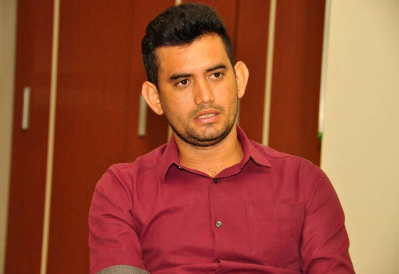 A Secretaria de Estado de Saúde Pública (Sespa) reuniu-se nesta sexta-feira, 18, com o prefeito José Delcicley Vieira (foto) e a secretária de Saúde de Melgaço, Vera Rodrigues, para discutir ações estratégicas de prevenção e investigação contra o vírus da raiva humana no município. Ficou acertado que a Sespa fará um convênio para o custeio mensal de R$ 90 mil que será disponibilizado por seis meses ao município. As ações se concentram em localidades ao longo do rio Laguna, cerca de 70 km da sede de Melgaço, onde residem aproximadamente 3.000 pessoas. Foram traçadas algumas metas, entre elas o aumento da cobertura vacinal, que é uma das prioridades. “Estamos intensificando as ações para conter o vírus nesse local especificamente de risco. Futuramente vamos expandir a vacinação para outras localidades, caso necessário, sempre em conjunto com o município”, informou o diretor do Departamento de Epidemiologia da Sespa, Amiraldo Pinheiro.
FOTO: JOSÉ PANTOJA / ASCOM SESPA
DATA: 18.05.2018
MELGAÇO - PARÁ <div class='credito_fotos'>Foto: José Pantoja / Ascom Sespa | <a href='/midias/2018/originais/97015660-c98b-421a-80a8-0d9e7f185f86.jpg' download><i class='fa-solid fa-download'></i> Download</a></div>