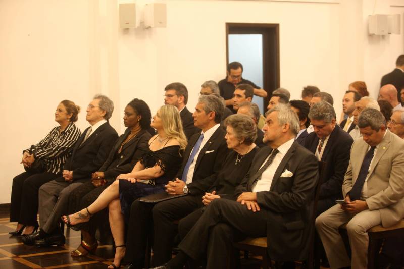 O governador Simão Jatene foi homenageado pela Associação do Corpo Consular no Estado do Pará (ACCP) com a Comenda do Mérito Consular João Clemente Baena Soares. A maior honraria da entidade foi entregue na noite desta quinta-feira (22), no salão nobre do prédio sede da Associação Comercial do Pará (ACP), em Belém.
FOTO: IGOR BRANDÃO / AG. PARÁ
DATA: 22.02.2018
BELÉM - PARÁ <div class='credito_fotos'>Foto: IGOR BRANDÃO / AG. PARÁ | <a href='/midias/2018/originais/9702dc89-dd99-4f27-b61a-5da068c83420.jpg' download><i class='fa-solid fa-download'></i> Download</a></div>