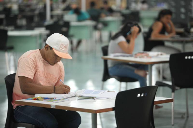 Ao entrar na Biblioteca Arthur Viana, localizada no Centro Cultural e Turístico Tancredo Neves (Centur), é possível visualizar e sentir as diferenças logo ao chegar. O espaço, que desde 2015 passava por reformas, está completamente pronto para sua reinauguração, que deve acontecer já na próxima semana. Iluminação adequada, climatização renovada, mudança de estantes e outros móveis que contribuíram para a ampliação do espaço, além de um verdadeiro upgrade em diversos espaços de convivência, serviços e estudos, trouxeram novos ares a centenária biblioteca.
FOTO: THIAGO GOMES / AG. PARÁ
DATA: 27.04.2018
BELÉM - PARÁ <div class='credito_fotos'>Foto: Thiago Gomes /Ag. Pará | <a href='/midias/2018/originais/97077b93-ba33-4825-8eae-d85b706423d3.jpg' download><i class='fa-solid fa-download'></i> Download</a></div>