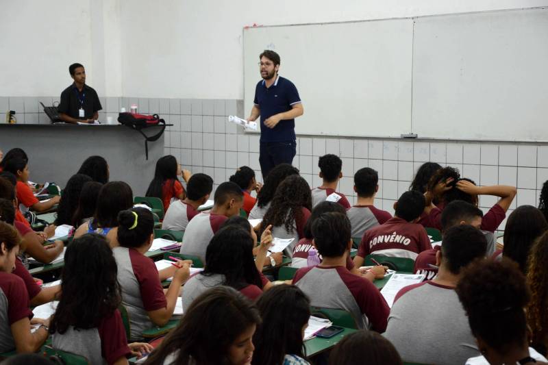 Sucesso não é só o nome do colégio que reuniu mais de 500 alunos da rede pública na última quarta-feira (7), para revisarem o conteúdo para a segunda fase do Enem. É o que todos eles querem alcançar após a prova do domingo, dia 11. Para isso, os estudantes precisam conseguir bom desempenho diante das 90 questões entre Ciências da Natureza e Matemática
FOTO: FERNANDO NOBRE / ASCOM SEDUC
DATA: 09.11.2018
BELÉM - PARÁ <div class='credito_fotos'>Foto: FERNANDO NOBRE/ASCOM SEDUC | <a href='/midias/2018/originais/970aaefd-bf58-48f3-a81a-592f816bec44.jpg' download><i class='fa-solid fa-download'></i> Download</a></div>
