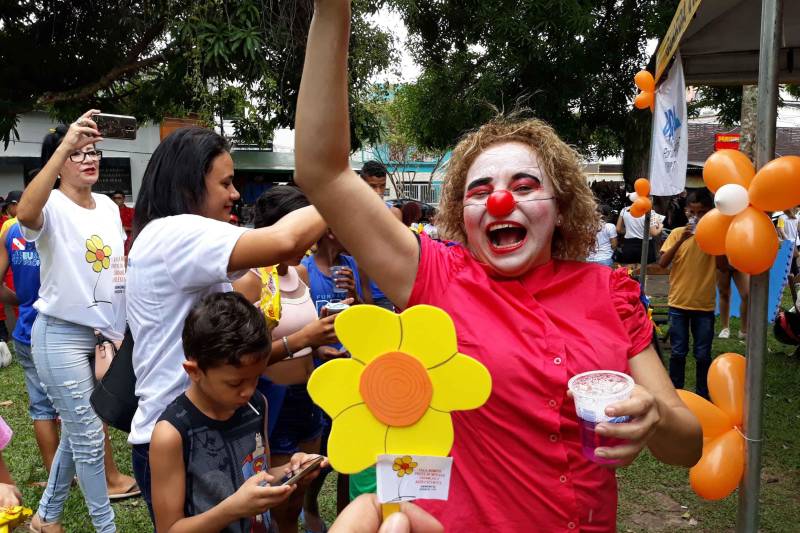 A Praça é um lugar público e de socialização. Pensando no potencial de mobilização do espaço que, a Fundação Pro Paz, por meio do Pro Paz Integrado e Pro Paz nos bairros trouxe nesta manhã (22) espetáculos, música na voz de Nazaré Pereira e ação de conscientização sobre violência e exploração sexual. A programação é alusiva ao último dia 16, que marca o Dia Estadual de enfrentamento à exploração sexual contra crianças e adolescentes. "É importante unir nesta ação os dois programas, o 'Bairros' e o 'Integrado', pois eles trabalham a prevenção a reparação das situações de abuso e exploração sexual contra crianças e adolescentes. Estar na praça possibilita a população conhecer os nossos serviços, assim como alertar as famílias sobre esse tipo de violência", pontuou Naiana Dias coordenadora do Pro Paz Integrado. Os grupos de teatro da UIPP terra firme, grupo de dança do polo UFPA e sacramenta, Orquestra de percussão sustentável do Pro Paz se apresentaram para os presentes.
FOTO: EMANUELE CORRÊA / ASCOM PRO PAZ
DATA: 22.04.2018
BELÉM - PARÁ <div class='credito_fotos'>Foto: EMANUELE CORRÊA / ASCOM PRO PAZ | <a href='/midias/2018/originais/970d2a2a-03d3-49f0-9aff-80aee3347373.jpg' download><i class='fa-solid fa-download'></i> Download</a></div>