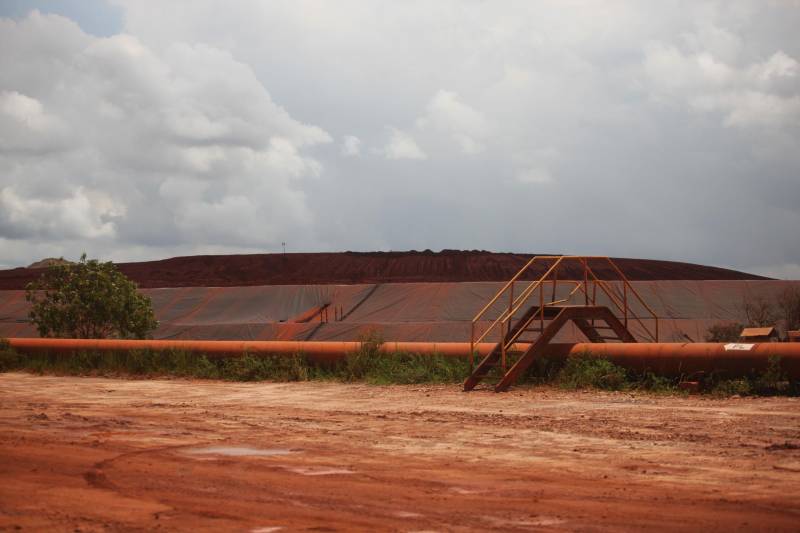 Por conta do não cumprimento do prazo de 48 horas dado pelo Governo do Estado para que a Hydro (foto) reduzisse os níveis das bacias de resíduos ao nível de pelo menos um metro, a Secretaria de Meio Ambiente e Sustentabilidade (Semas) notifica a empresa, na manhã desta terça-feira (27), com a determinação de que reduza a produção da refinaria em 50%. A Semas também triplicará a multa definida anteriormente, cumprindo a legislação ambiental em vigor, chegando a cerca de R$ 1 milhão por dia de descumprimento (300 mil Unidades de Padrão Fiscal). A empresa informou formalmente que reduziu os índices, mas não integralmente no total determinado de um metro. A determinação de redução emitida pela Semas reforça ainda que devem ser mantidos e ampliados os esforços para tratamento dos efluentes e de redução dos níveis das bacias. As equipes da Semas permanecem em campo 24 horas, trabalhando em conjunto com a Defesa Civil e outros órgãos, monitorando a situação.
FOTO: IGOR BRANDÃO / AG. PARÁ
DATA: 24.02.2018
BARCARENA - PARÁ <div class='credito_fotos'>Foto: IGOR BRANDÃO / AG. PARÁ | <a href='/midias/2018/originais/970ffa4a-f734-428e-994e-ea71ed0d4258.jpg' download><i class='fa-solid fa-download'></i> Download</a></div>