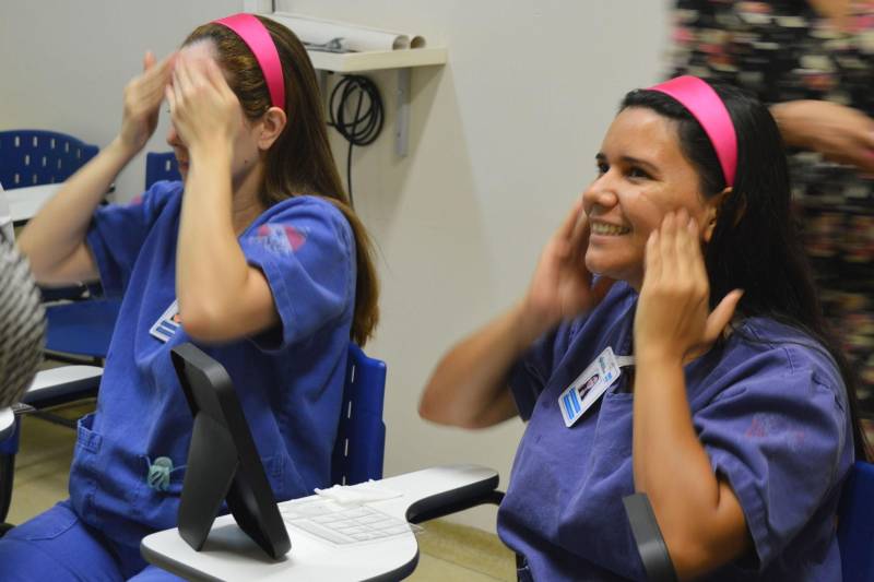 Vivi um inferno durante a minha gravidez”. Esta é uma das recordações ruins que a estudante do curso técnico de Enfermagem, J. C., tem do período entre os anos de 1995 e 1996. Naqueles meses, aos 16 anos, esperava pela filha. Grávida do namorado com quem se relacionava há pouco tempo, a estudante enfrentou a família e saiu de casa. Morando com o então companheiro, ela passou a sofrer diversas violências. A estudante é uma das mulheres que fazem parte das estatísticas sobre violência doméstica no Brasil. Números como o da pesquisa DataSenado, divulgada em 2017, mostram o crescimento da violência contra a mulher no âmbito doméstico. O salto foi de 18% em 2015 para 29% no ano passado.
FOTO: ASCOM / HMUE
DATA: 10.03.2018
BELÉM - PARÁ <div class='credito_fotos'>Foto: ASCOM HMUE | <a href='/midias/2018/originais/971a0e3e-891e-4f11-96c8-c30788a18f62.jpg' download><i class='fa-solid fa-download'></i> Download</a></div>